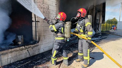 Рятувальники, пожежа, ангар, Чукалівка, вогонь Рятувальники, пожежа, ангар, Чукалівка, вогонь