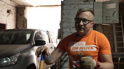 У Чернігівській області волонтери разом з військовими виготовляють скоби для фронту У Чернігівській області волонтери разом з військовими виготовляють скоби для фронту