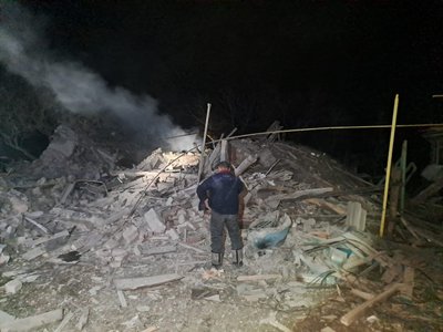 Чоловік стоїть біля зруйнованої будівлі, Куп'янський район Чоловік стоїть біля зруйнованої будівлі, Куп'янський район