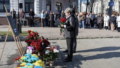 Рік після удару: у Сумах вшановують пам'ять загиблих у Вербну неділю Рік після удару: у Сумах вшановують пам'ять загиблих у Вербну неділю