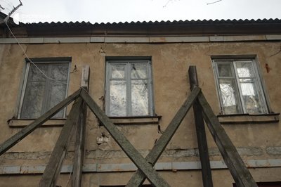 Тріщини, підтоплення і підпірки: як живуть мешканці будинку над катакомбами на Розкидайлівській Тріщини, підтоплення і підпірки: як живуть мешканці будинку над катакомбами на Розкидайлівській