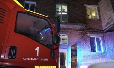 Пожежа сталася у квартирі на першому поверсі п’ятиповерхового житлового будинку на вулиці Григорія Сковороди у Хмельницькому
