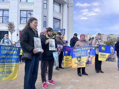 Рідні полонених та безвісти зниклих військовослужбовців приходять на акції, аби привернути увагу суспільства, 24 квітня 2026 року, Хмельницький Рідні полонених та безвісти зниклих військовослужбовців приходять на акції, аби привернути увагу суспільства, 24 квітня 2026 року, Хмельницький