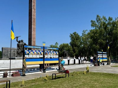У селі на Вінниччині відкрили Алею Слави на честь 20 загиблих військових У селі на Вінниччині відкрили Алею Слави на честь 20 загиблих військових