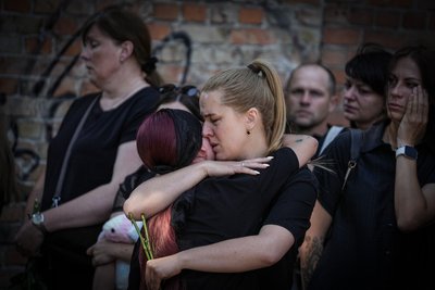 Загинули від КАБу: прощання з Наталією і Міланою Овчаровими Загинули від КАБу: прощання з Наталією і Міланою Овчаровими