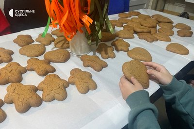В Одесі переселенці з Херсону приготували святкові пряники для військових В Одесі переселенці з Херсону приготували святкові пряники для військових