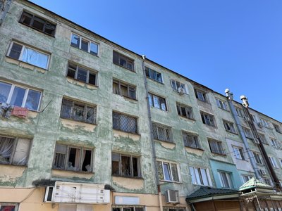 "Він вийшов подивитись, а тут пряме влучання в гараж і все": що розповіли очевидці чергового обстрілу Херсона "Він вийшов подивитись, а тут пряме влучання в гараж і все": що розповіли очевидці чергового обстрілу Херсона