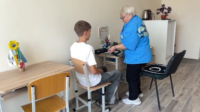 68-річна медсестра з Житомирщини щосуботи збирає гроші для ЗСУ 68-річна медсестра з Житомирщини щосуботи збирає гроші для ЗСУ