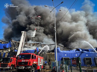 Атака на Київщину: Росія повторно атакувала об'єкт під час гасіння пожежі Атака на Київщину: Росія повторно атакувала об'єкт під час гасіння пожежі