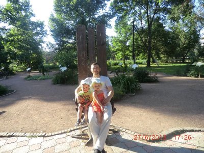 Кримськотатарський активіст Решат Аметов з дочкою та сином