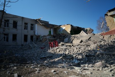Російські війська зруйнували школу у селі Самотоївка на Сумщині. Репортаж Російські війська зруйнували школу у селі Самотоївка на Сумщині. Репортаж