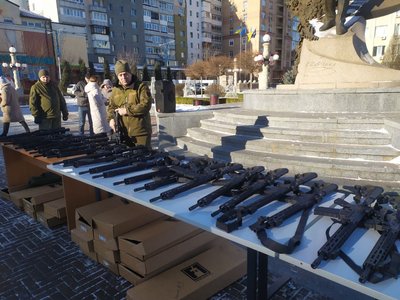 Проєкт "Український арсенал свободи": добровольцям, які обороняли Ірпінь, вручили нові гвинтівки Проєкт "Український арсенал свободи": добровольцям, які обороняли Ірпінь, вручили нові гвинтівки