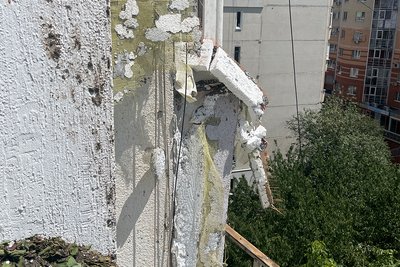 Пошкоджений фасад багатоповерхівки біля якої впали уламки російської ракети. Чернівці, 13 липня 2025 року. Пошкоджений фасад багатоповерхівки біля якої впали уламки російської ракети. Чернівці, 13 липня 2025 року.