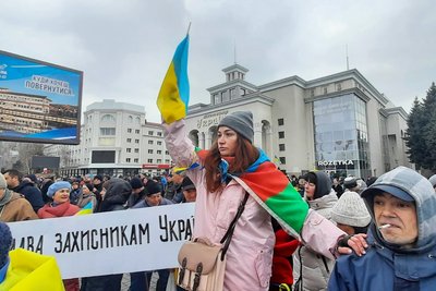 Три роки як Херсон — "Місто-герой України". Що згадують учасники мітингів спротиву російській окупації Три роки як Херсон — "Місто-герой України". Що згадують учасники мітингів спротиву російській окупації