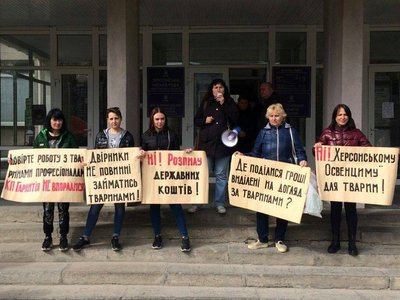 У Херсоні провели в останню путь волонтерку Римму Бараненко, яка загинула через атаку дрона РФ У Херсоні провели в останню путь волонтерку Римму Бараненко, яка загинула через атаку дрона РФ