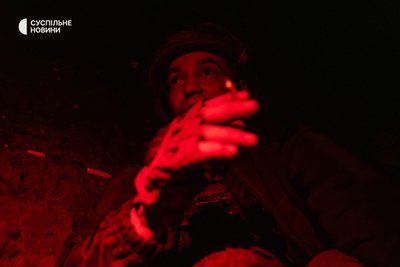 піхотинець на позивний "Кент" в окопі на передових позиціях бригади "Хартія" на Харківщині, червень 2024 року піхотинець на позивний "Кент" в окопі на передових позиціях бригади "Хартія" на Харківщині, червень 2024 року