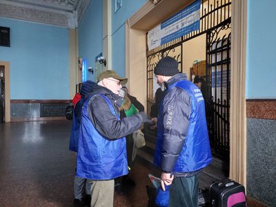 Волонтер з Америки понад пів року допомагає на Львівському залізничному вокзалі Волонтер з Америки понад пів року допомагає на Львівському залізничному вокзалі