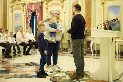 Сім'я полеглого волинського прикордонника отримала житловий сертифікат від президента Сім'я полеглого волинського прикордонника отримала житловий сертифікат від президента