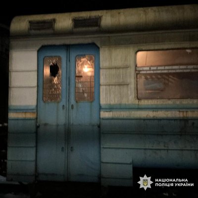 Двоє чоловіків побили вікна та двері у чотирьох вагонах електрички Двоє чоловіків побили вікна та двері у чотирьох вагонах електрички