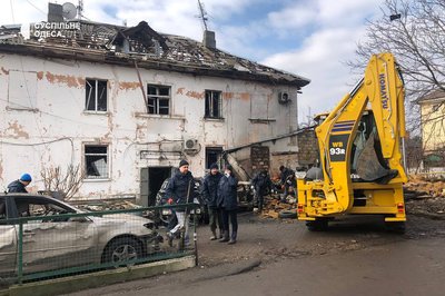 Пошкоджені будинок та автомобілі: фото наслідків російської атаки на Одесу 3 березня Пошкоджені будинок та автомобілі: фото наслідків російської атаки на Одесу 3 березня