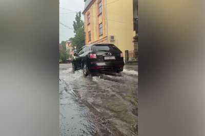 Дорога на вулиці Федьковича у Чернівцях