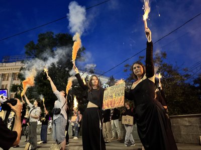 Харківці в центрі міста з димовими факелами на акції Харківці в центрі міста з димовими факелами на акції