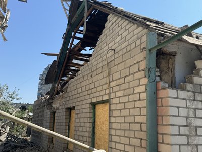 "Ховалися за двома стінами". Херсонці розповіли про нічний обстріл артилерією РФ Корабельного району "Ховалися за двома стінами". Херсонці розповіли про нічний обстріл артилерією РФ Корабельного району