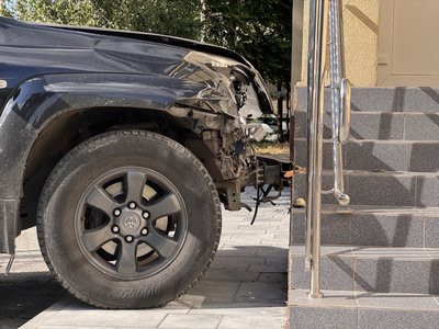 У Дніпрі водійка Toyota протаранила паркан і врізалася в будівлю дитячого садочка У Дніпрі водійка Toyota протаранила паркан і врізалася в будівлю дитячого садочка
