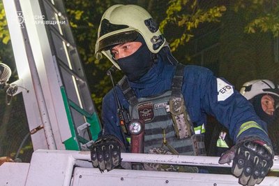У Салтівському районі Харкова зайнялося підприємство після удару дрона РФ вночі 8 серпня 2025 року