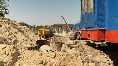Обвал у Черкасах: схил біля підніжжя скверу Богдана Хмельницького укріплюють 12-метровими палями Обвал у Черкасах: схил біля підніжжя скверу Богдана Хмельницького укріплюють 12-метровими палями