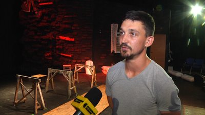 Актор Василь Мачульський каже, що в цій п'єсі він грає одну із найскладніших для себе ролей Актор Василь Мачульський каже, що в цій п'єсі він грає одну із найскладніших для себе ролей