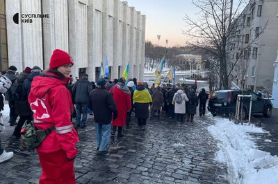 У центрі Києва у Михайлівському соборі провели молебень пам'яті за загиблими Героями Небесної Сотні У центрі Києва у Михайлівському соборі провели молебень пам'яті за загиблими Героями Небесної Сотні