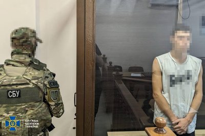 В Одесі затримали підозрюваних у підпалі 15 машин військових В Одесі затримали підозрюваних у підпалі 15 машин військових