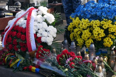 Покладання квітів і спільна молитва: в Одесі провели церемонію пам’яті на Західному кладовищі Покладання квітів і спільна молитва: в Одесі провели церемонію пам’яті на Західному кладовищі