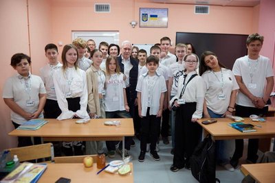 Учні в класі нової підземної школи Учні в класі нової підземної школи
