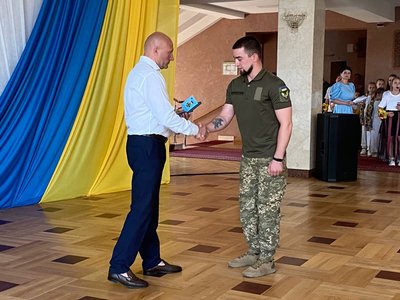 "Ми боремось за право жити": до Дня Конституції України черкащанам вручили нагороди "Ми боремось за право жити": до Дня Конституції України черкащанам вручили нагороди