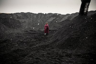 Спеціаліст з контролю якості збирає проби вугілля на шахті "Холодна Балка" в окупованій Макіївці, Донеччина, 3 березня 2015 року Спеціаліст з контролю якості збирає проби вугілля на шахті "Холодна Балка" в окупованій Макіївці, Донеччина, 3 березня 2015 року