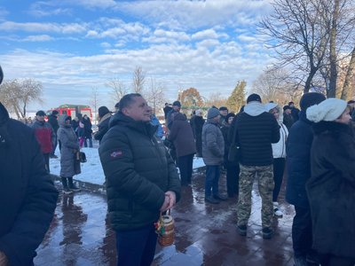 Люди освячують воду, свячена вода вдома