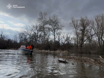 На Полтавщині на річці Псел ліквідовують великий затор, який утворився із деревини та сміття На Полтавщині на річці Псел ліквідовують великий затор, який утворився із деревини та сміття