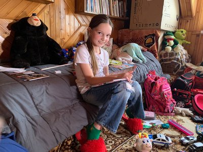Залишилась в Україні, щоб доглядати онуків. На Буковині бабуся виховує онуків, поки їх мама служить на фронті Залишилась в Україні, щоб доглядати онуків. На Буковині бабуся виховує онуків, поки їх мама служить на фронті
