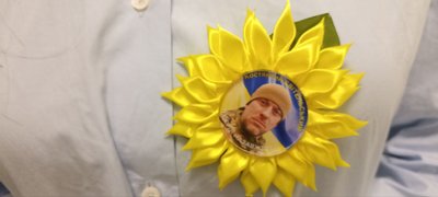 День Героїв України: на Житомирщині дітям загиблих військових вручили срібні кулони "Батьківське серце" День Героїв України: на Житомирщині дітям загиблих військових вручили срібні кулони "Батьківське серце"