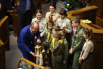 Спікер українського парламенту Андрій Парубій приймає Вифлеємський вогонь миру від членів Пласту у Верховній Раді України, Київ, 19 грудня 2018 року Спікер українського парламенту Андрій Парубій приймає Вифлеємський вогонь миру від членів Пласту у Верховній Раді України, Київ, 19 грудня 2018 року