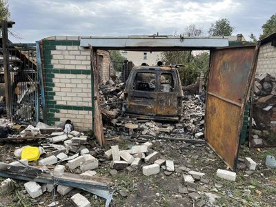 Гараж у Шевченковому, який було зруйновано внаслідок російської атаки Гараж у Шевченковому, який було зруйновано внаслідок російської атаки