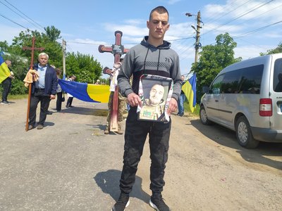 На Одещині попрощалися з командиром, який воював на Донеччині На Одещині попрощалися з командиром, який воював на Донеччині