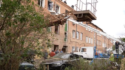 Роботи поруч із пошкодженим будинком унаслідок падіння БпЛА Роботи поруч із пошкодженим будинком унаслідок падіння БпЛА
