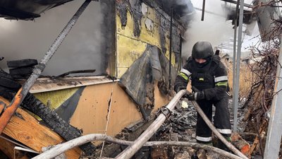Рятувальник працює на місці удару російського безпілотника, Основ'янський район, Харків, 25 грудня 2024 року Рятувальник працює на місці удару російського безпілотника, Основ'янський район, Харків, 25 грудня 2024 року