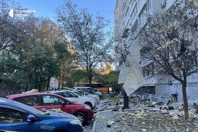 Вибиті вікна та пошкоджені автівки: фото наслідків від російської атаки БпЛА по Одесі Вибиті вікна та пошкоджені автівки: фото наслідків від російської атаки БпЛА по Одесі