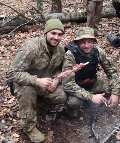 Дмитро Шелюг з побратимом на фронті Дмитро Шелюг з побратимом на фронті