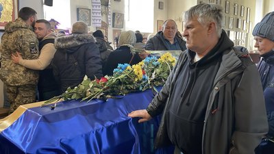 У Полтаві попрощалися із старшим солдатом Анатолієм Туром, який поліг на війні з РФ У Полтаві попрощалися із старшим солдатом Анатолієм Туром, який поліг на війні з РФ
