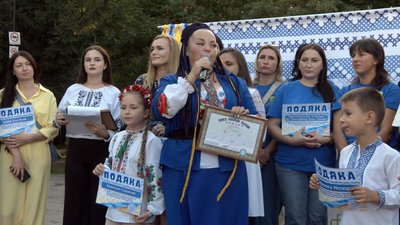 "Нитка єднання — теплий прапор України": у Луцьку відбувся наймасовіший арттерапевтичний захід із в'язання "Нитка єднання — теплий прапор України": у Луцьку відбувся наймасовіший арттерапевтичний захід із в'язання